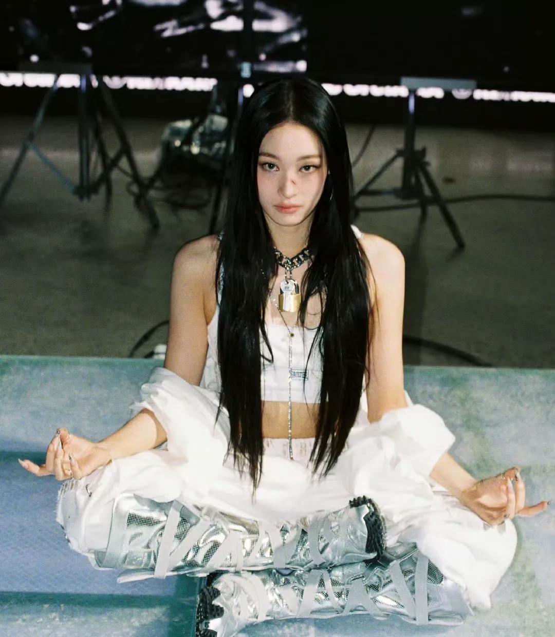 韩国财阀千金闪耀巴黎！和麦当娜宋佳头排看秀，长得像女首富外婆