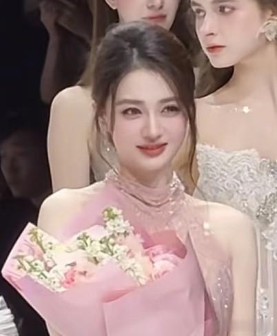 一手好牌打稀烂，徐璐亲手\毁\了玉娆的灵气，现在连老粉都认不出