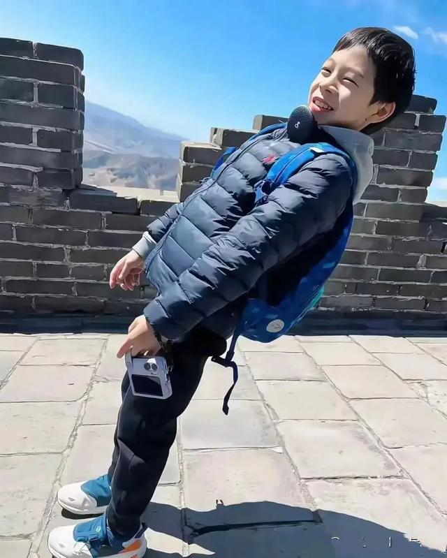 郭晶晶南沙剪彩惊艳亮相,44岁状态超赞,带娃方式获赞无数!