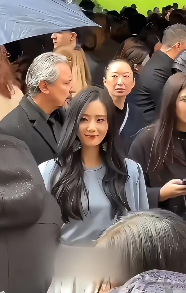 刘诗诗时装周生图曝光，双眼吊起来苹果肌肿胀，状态糟糕引热议