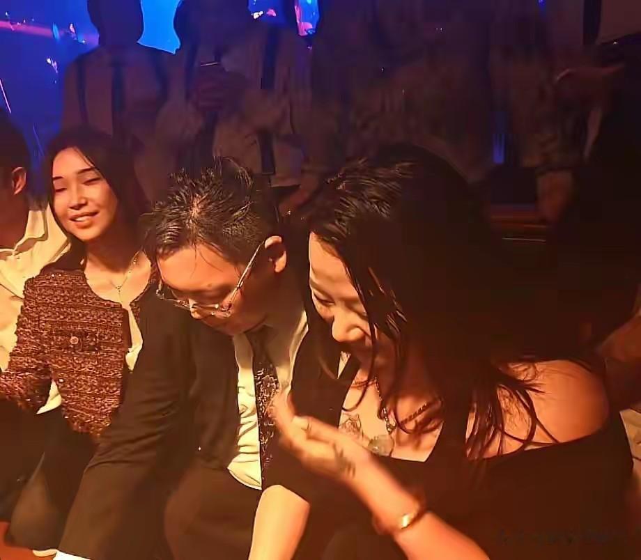 向佑近况曝光，身材肥胖与美女推杯换盏，难怪向太不愿提起这儿子