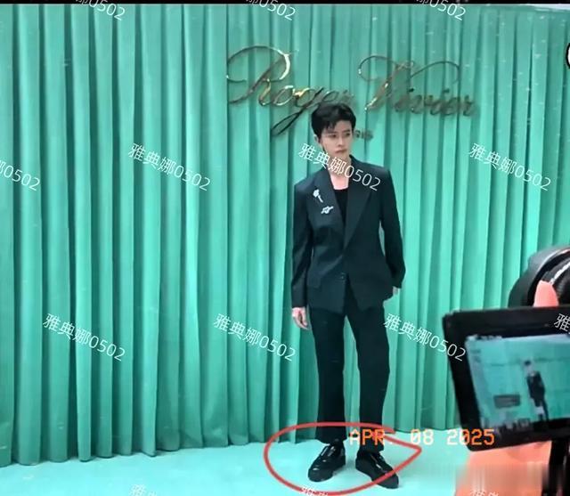 任嘉伦身高水分好大目测没有1米78身材比例也很虐，没有电视上帅