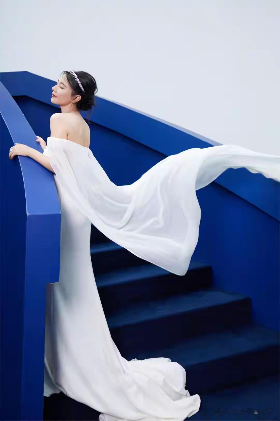 高圆圆董洁梦幻同框:黑白双姝的时尚博弈与岁月沉淀之美