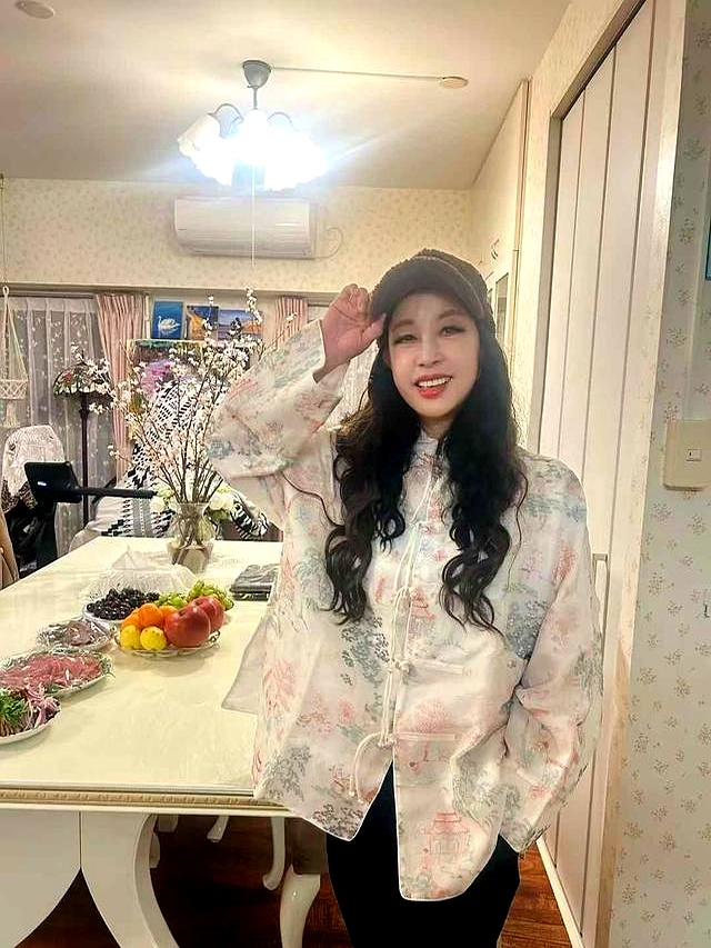 75岁“刘晓庆”再次扮嫩成功，烫了油画卷穿新中式，状态嫩回48岁