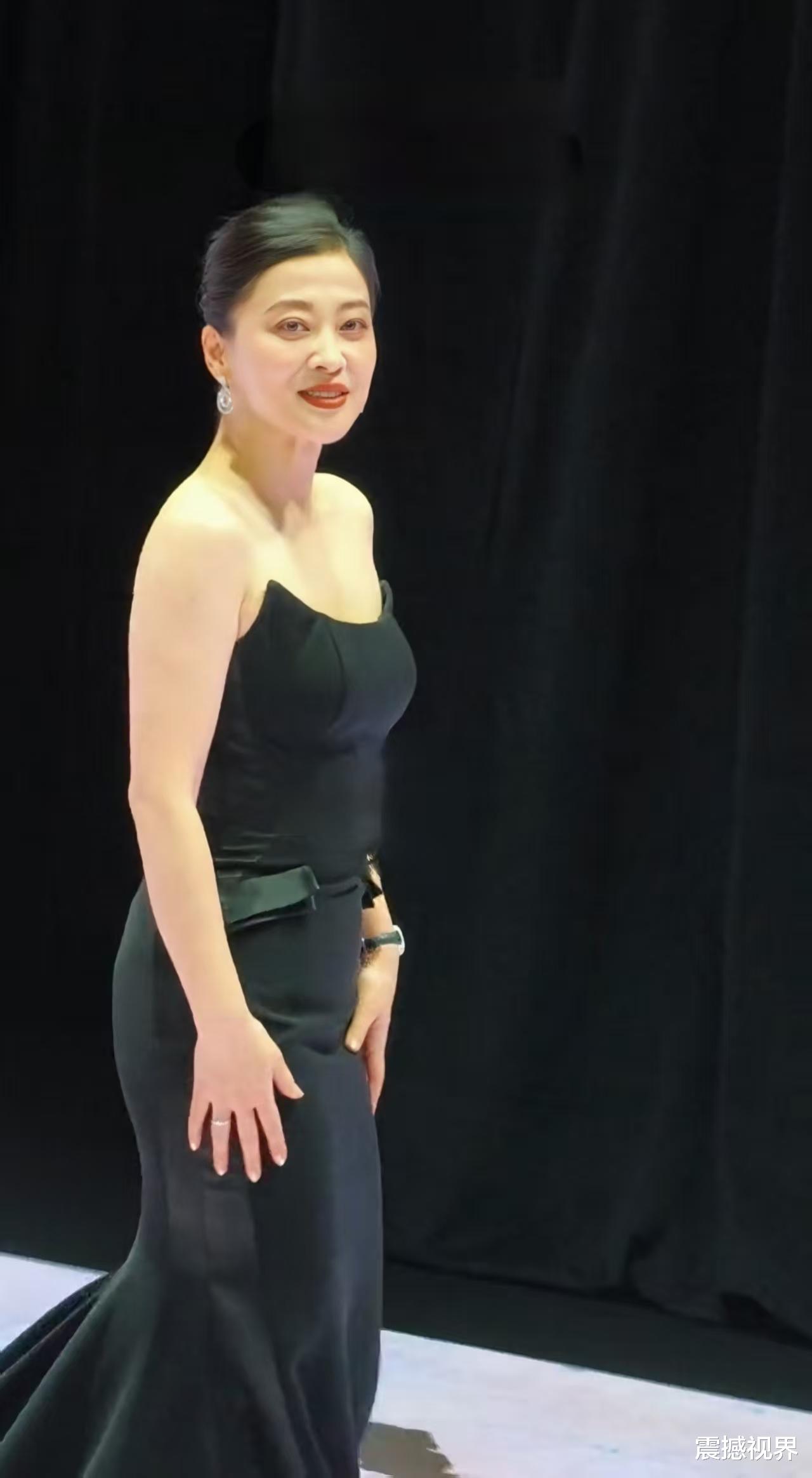 梅婷红毯杀疯了！这身抹胸黑裙，绝了！