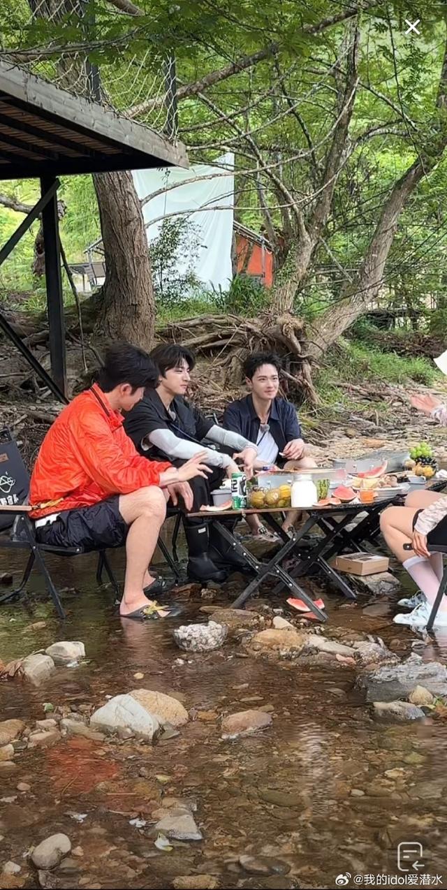 曹骏翻红后首上综艺，与林一溪上烧烤好惬意，吃西瓜毫无偶像包袱