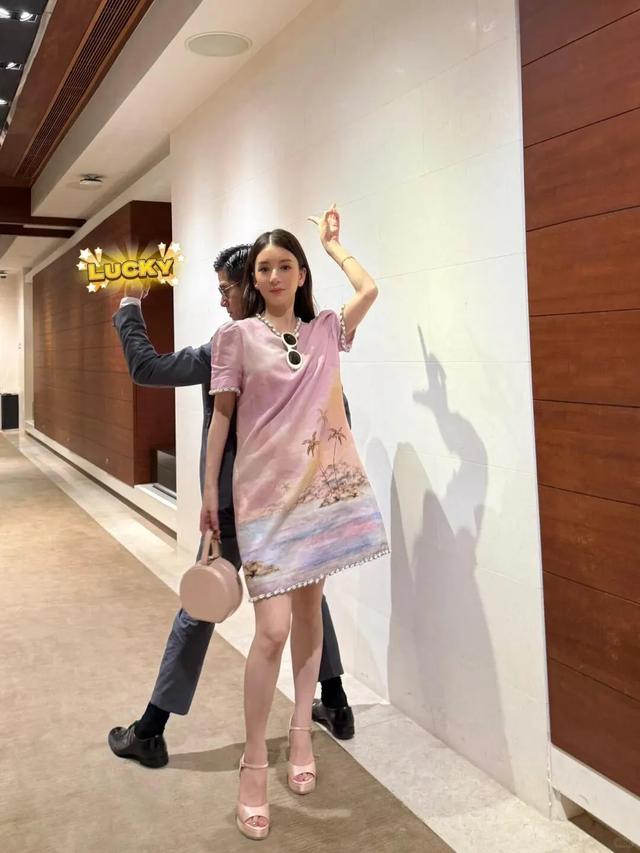 方媛挺孕肚和闺蜜逛街,她显怀了,她肚子很圆,孕晚期的她很灵活