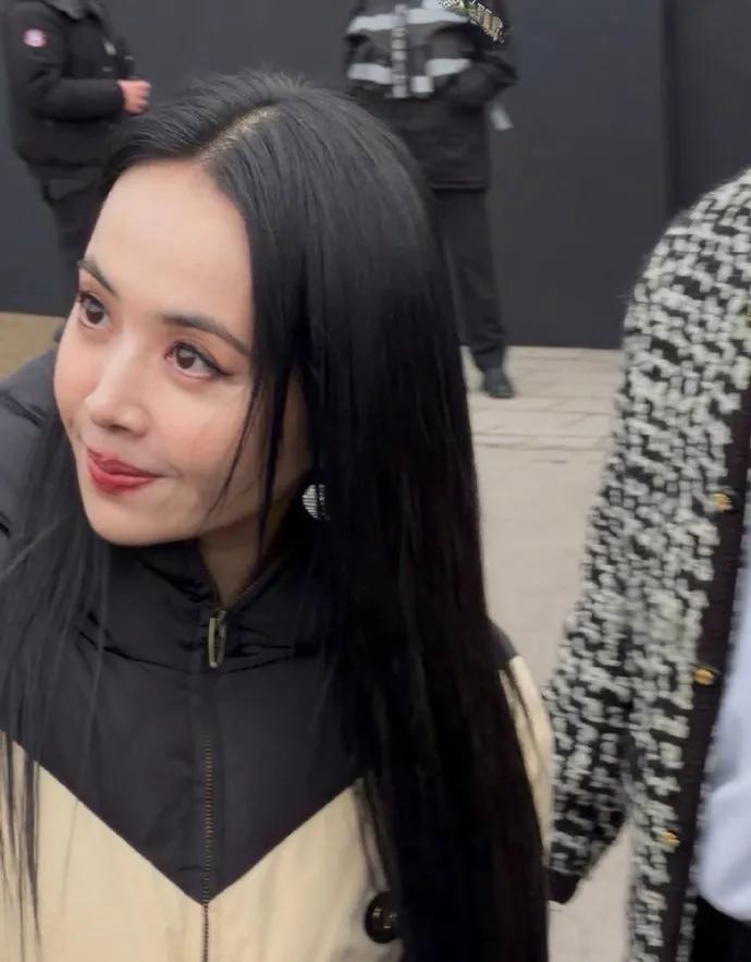 巴黎偶遇蔡依林，本人好小一只特别年轻!