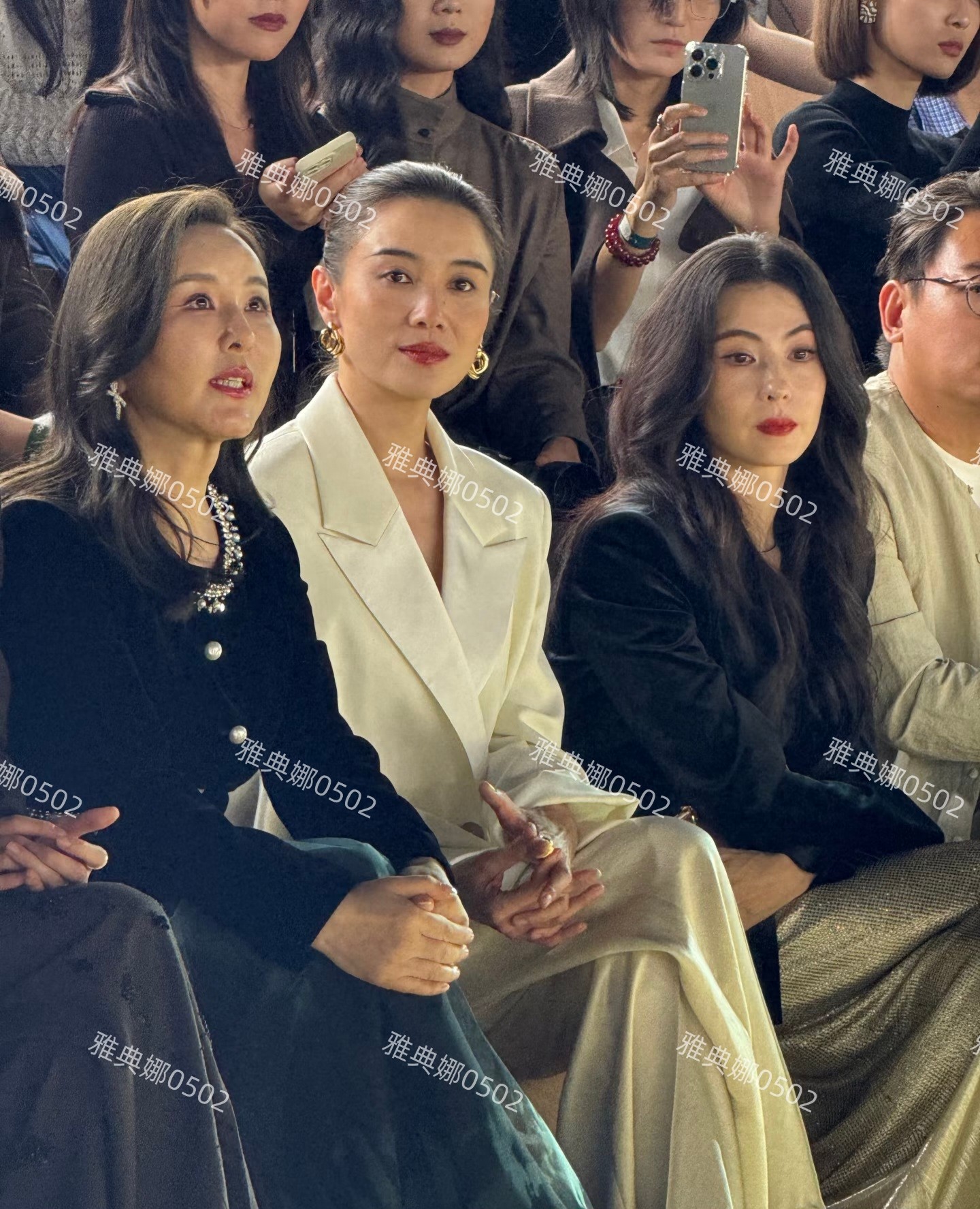 张柏芝虽然很漂亮但脸也有点僵了眼里满是疲惫,拍照开始挑角度了