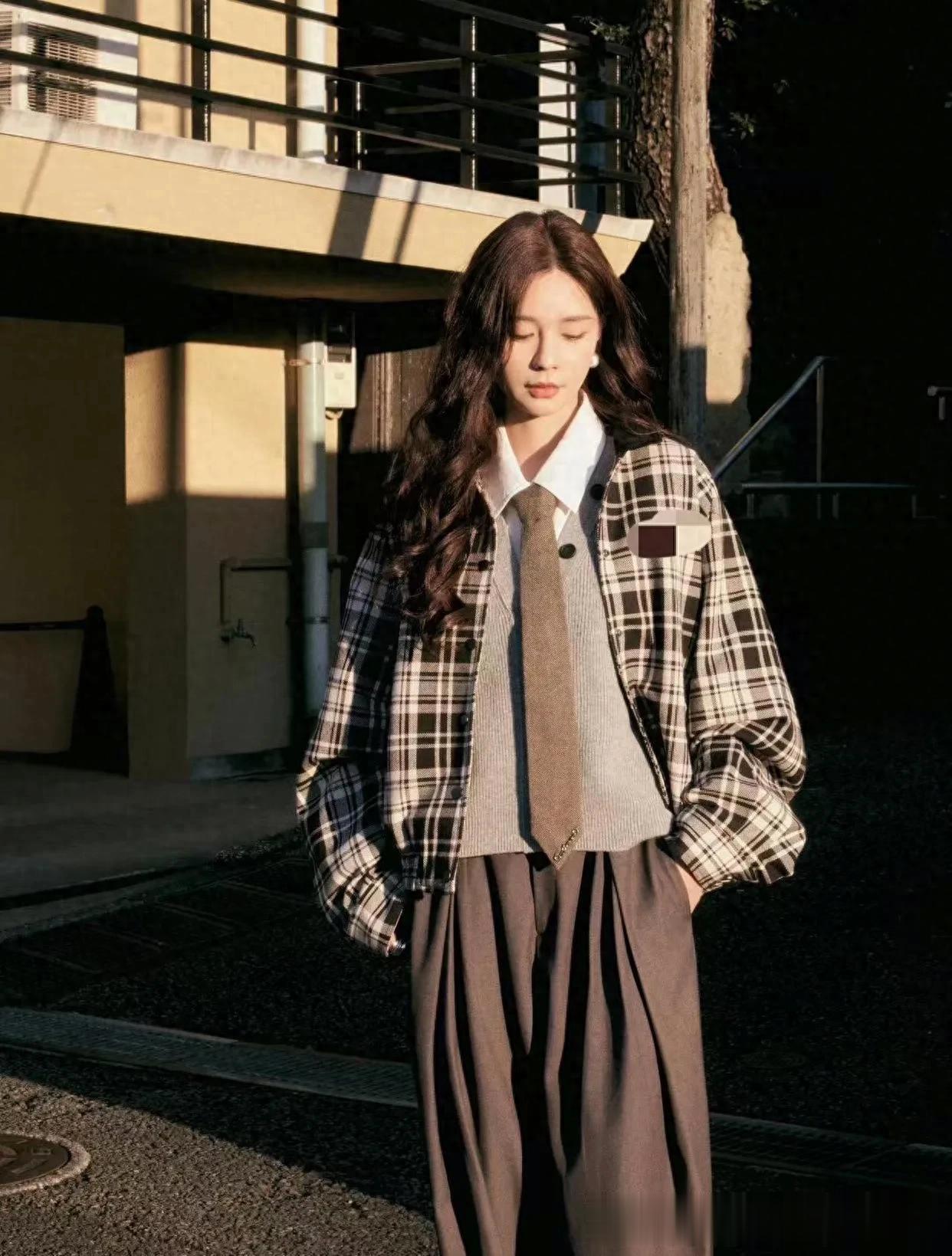 沈梦辰真是穿搭高手！格子夹克+V领马甲+阔腿裤，时髦又高级
