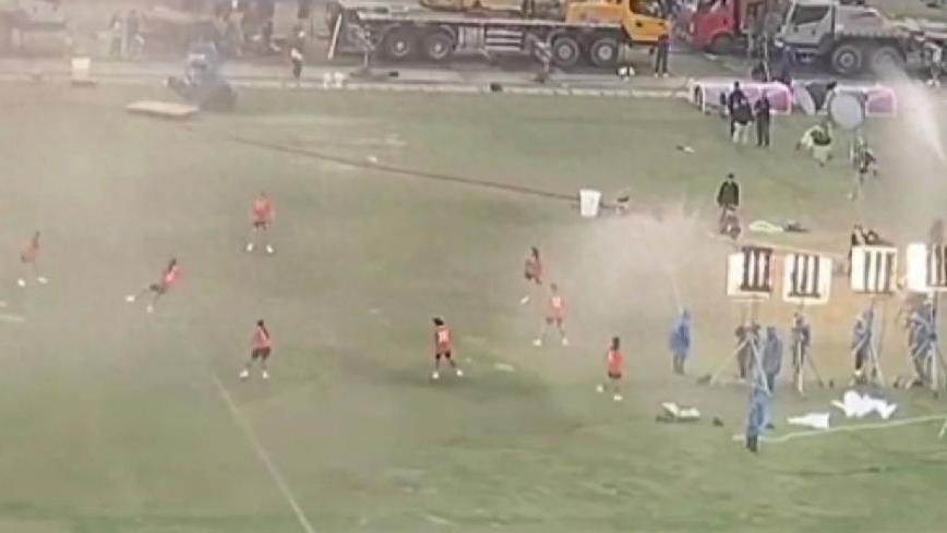 大亚湾体育场拍摄，周星驰《女足》片场设备简陋引关注，最终成片质量引担忧