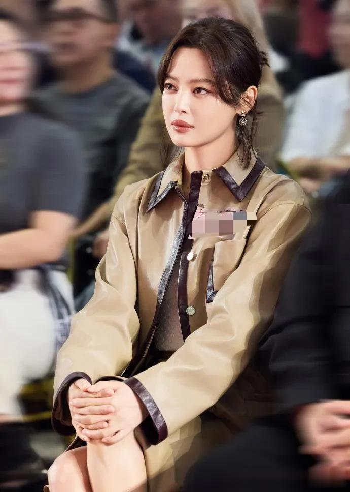 39岁辛芷蕾换风格后气质大变！穿卡其色皮夹克+半身裙 高级又洋气