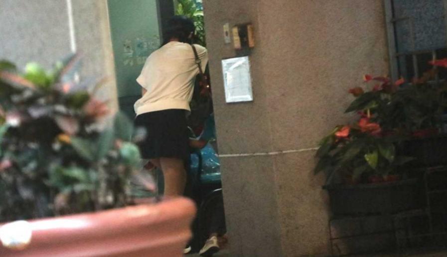 知名女星老公涉赌被抓后近况曝光：带儿女看病，浑身名牌富贵依旧