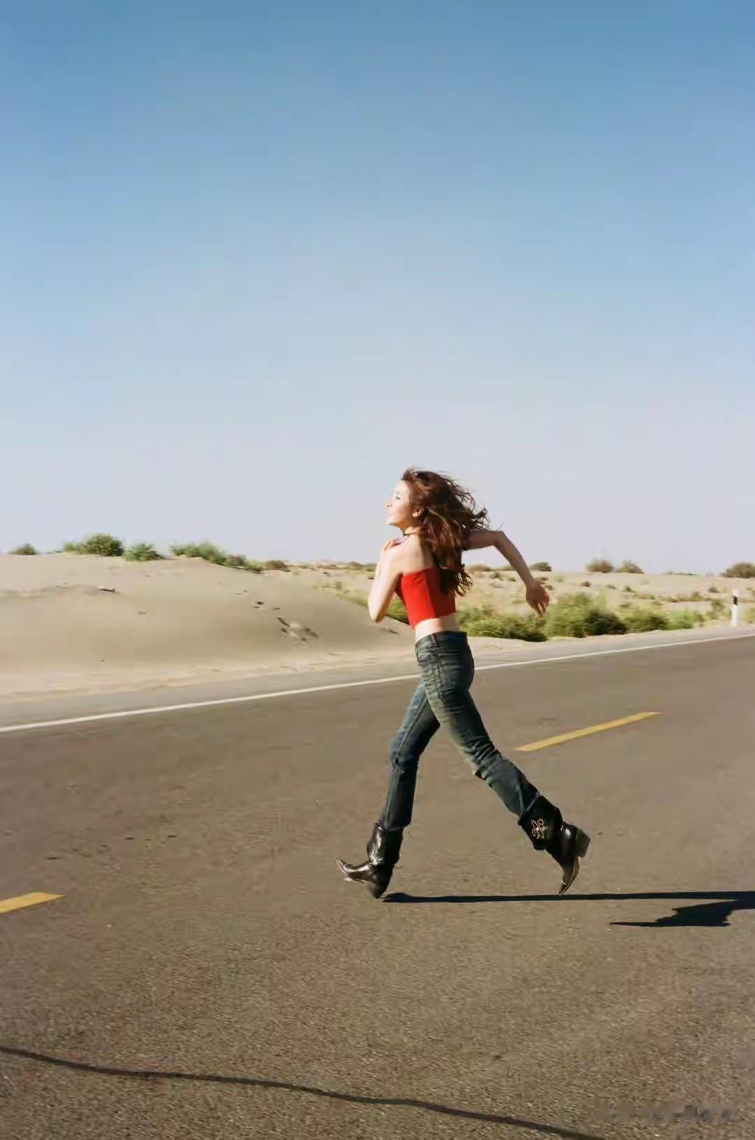 李兰迪26岁生日照释出，穿红抹胸秒变酷飒御姐，沙漠追风热辣出圈