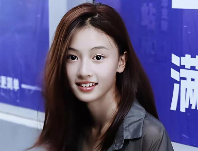 酷似张柏芝14岁少女成网红?对比酷似刘亦菲的老师,她让人失望了