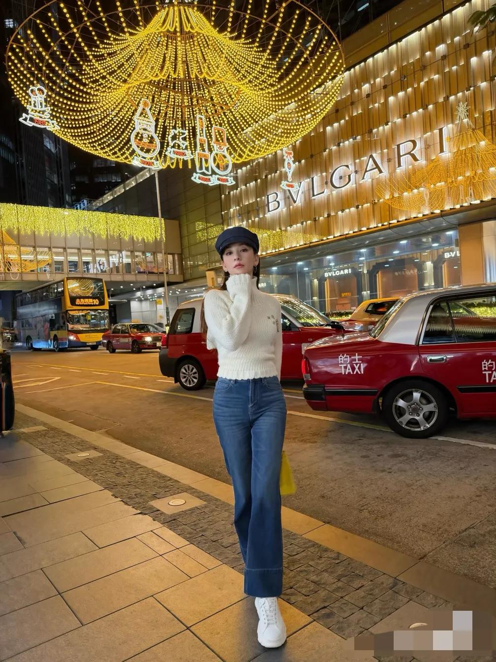 方媛晒出月子照，绑收腹带小腹平坦，身材恢复的很好依然有少女感