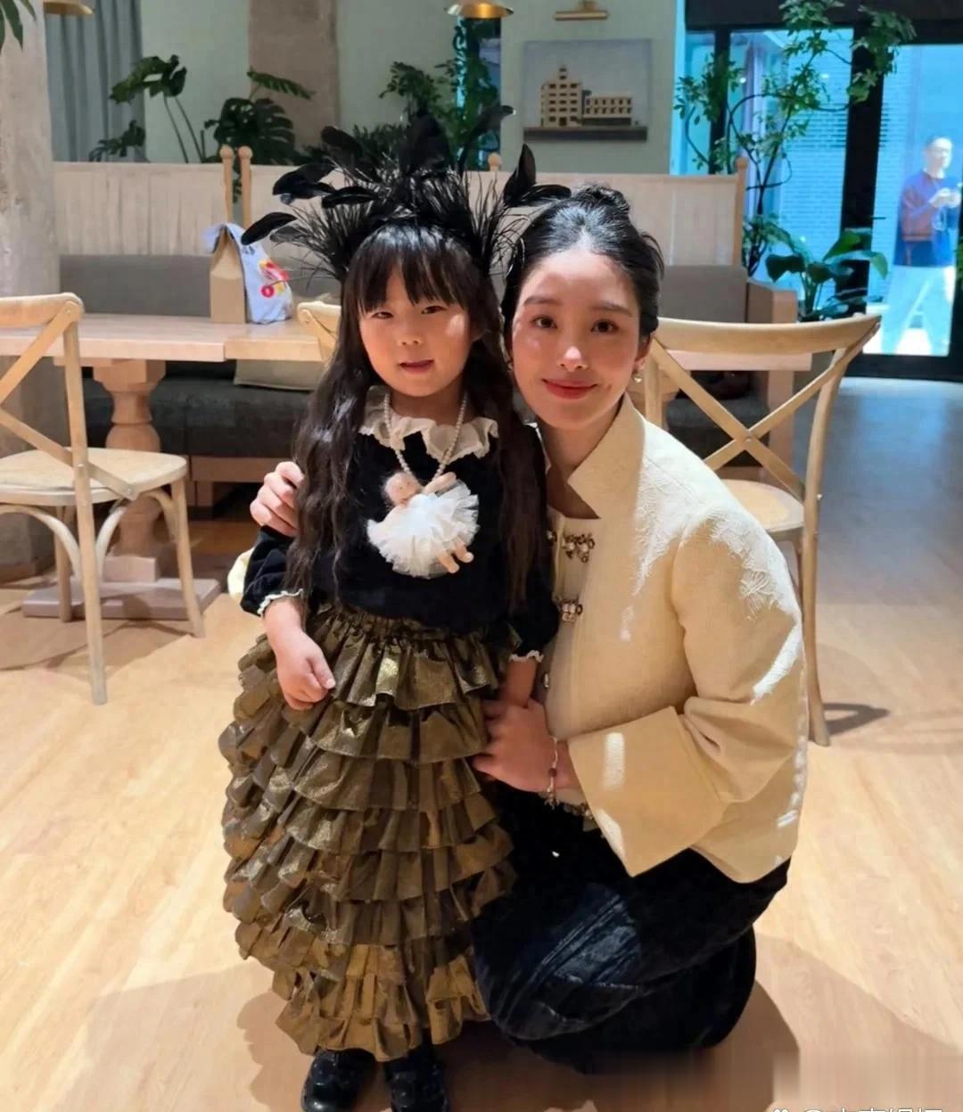 33岁杨采钰在上海一家咖啡店被偶遇,她的打扮好贵气,皮肤非常好