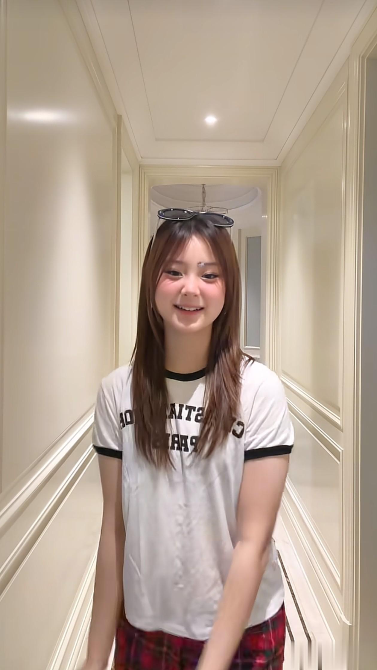13岁甜馨在家跳手势舞:短袖+格纹裤,舒适又时髦,长得像贾乃亮