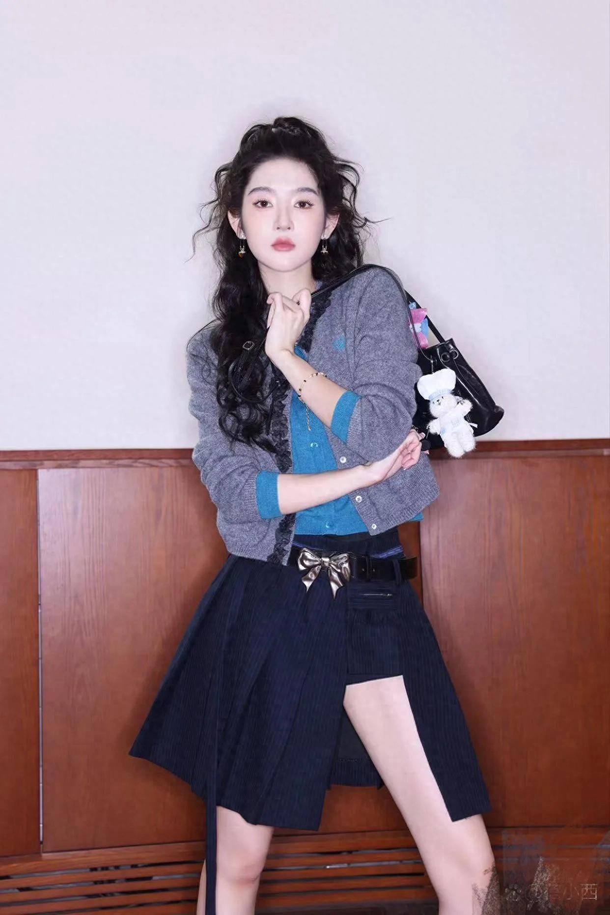 王玉雯不愧是穿搭高手！假两件开衫半身裙长筒靴，时髦减龄高级！