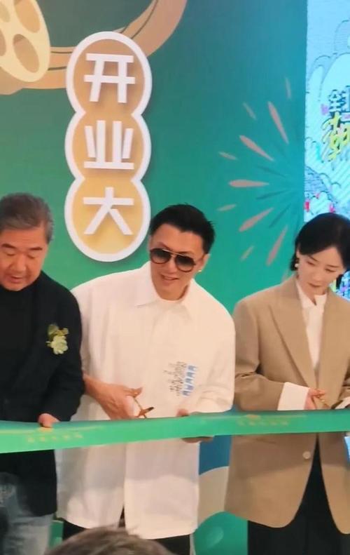 成龙满头白发，张艺谋被搀扶，北京这一夜，大咖云集，谁是真C位