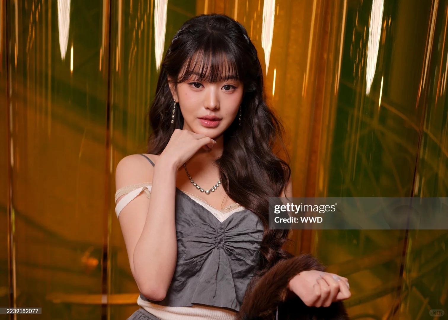 上海读书会,刘浩存化浓妆、大露美腿,却被“四方脸”的李沁抢镜