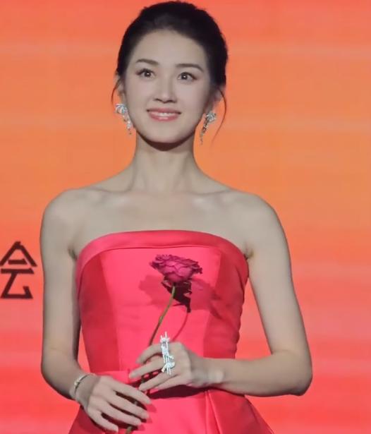 短剧盛典“群魔乱舞”，郭欣宇歪嘴，陈芳彤脸肿，唯有她抗住了