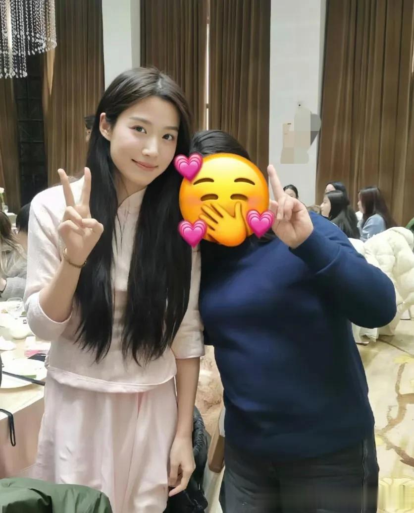 卢昱晓给朋友当伴娘，她打扮朴素却好美，穿伴娘服，也是天身丽质