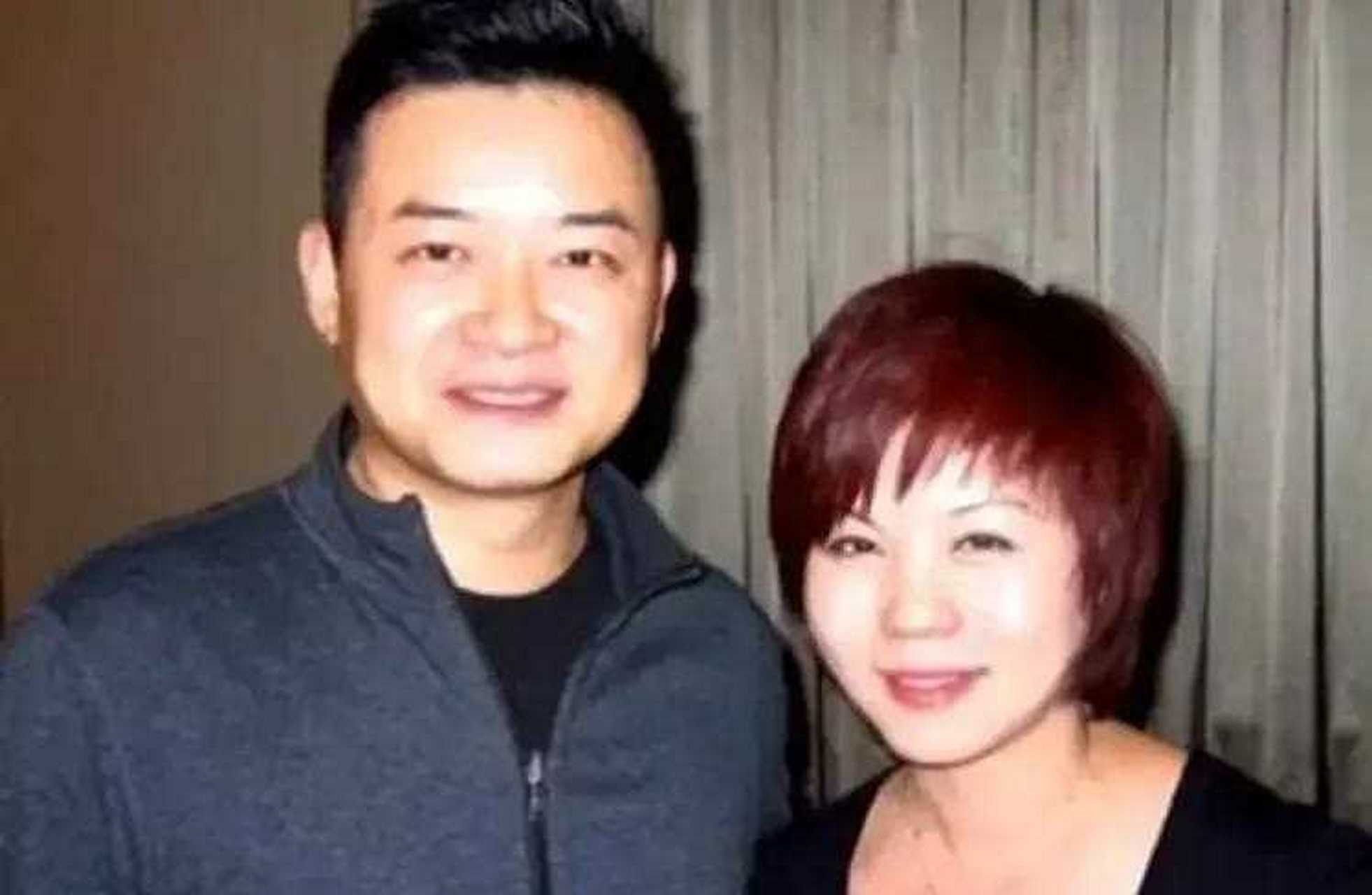 他是央视知名主持人,31岁因一句话离央视赴美国,如今51岁怎样了