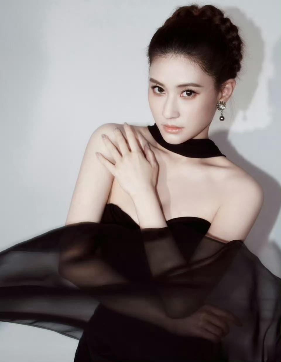 何超莲黑裙造型优雅魅惑，精致配饰加持尽显名媛格调