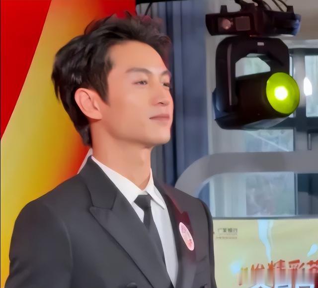 41岁陈妍希独自逛商场，清纯短发嫩回沈佳宜！离婚才是最好的医美