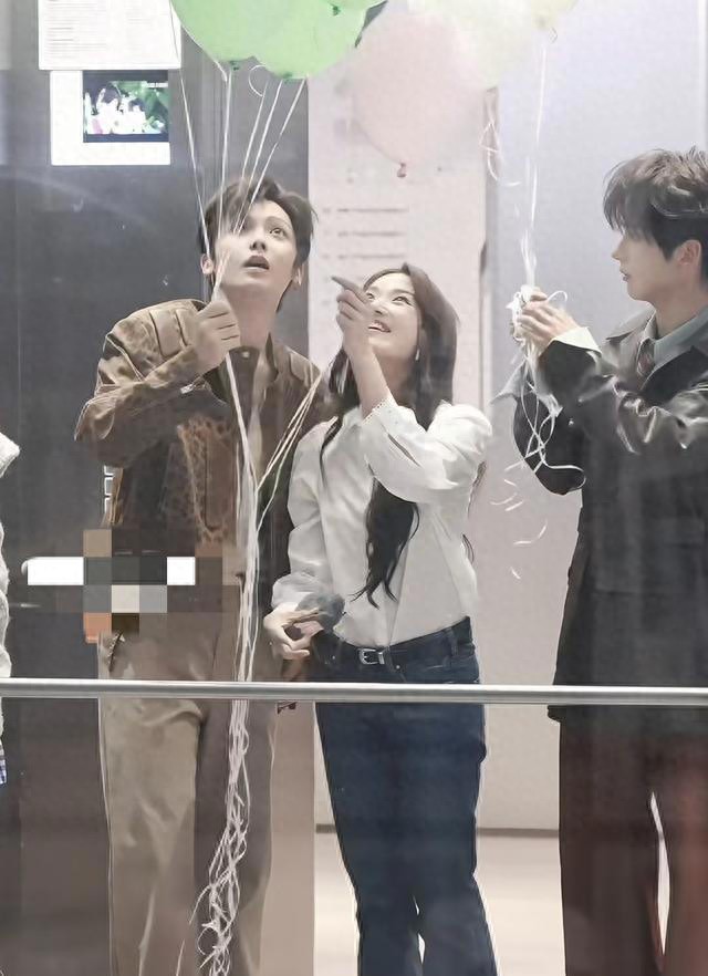 卢昱晓亮相活动,白衬衫牛仔裤清新造型,笑容牙龈略显抢眼!