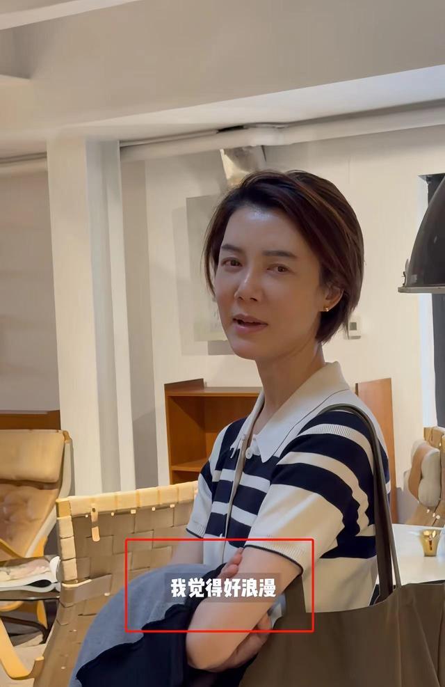 43岁明星车晓约朋友逛街，喝25块钱酒嫌贵，离婚13年羡慕普通情侣