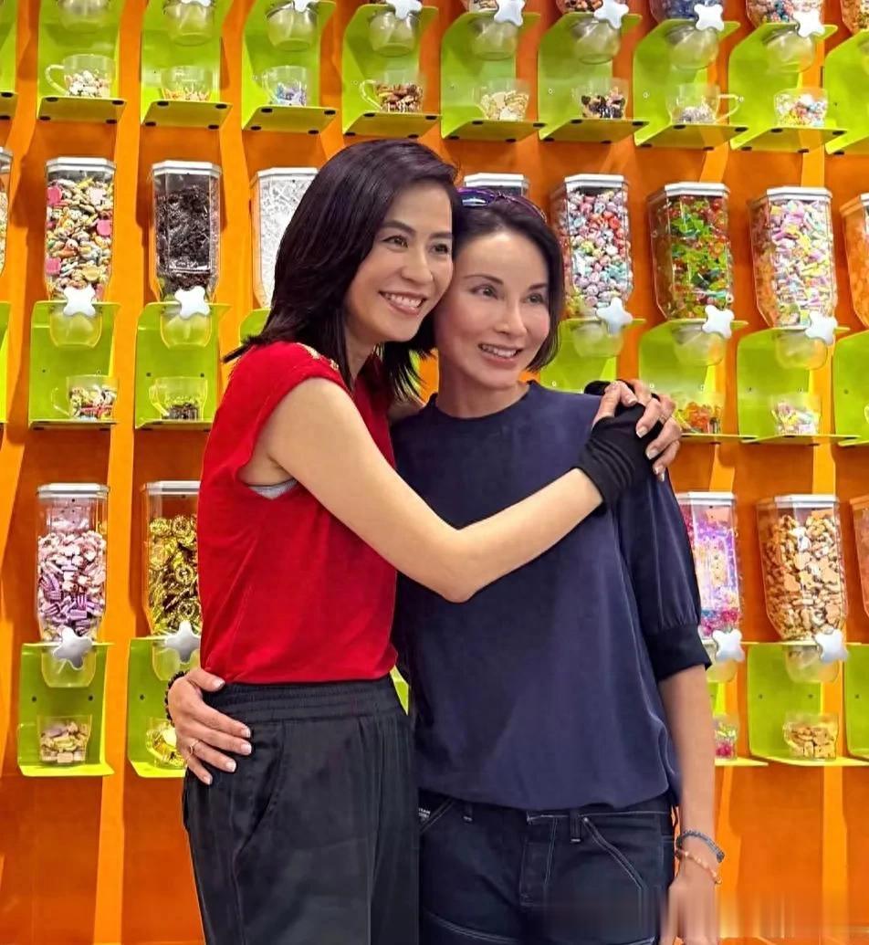 55岁宣萱在新加坡逛街,她的外表看起来好年轻,身材苗条