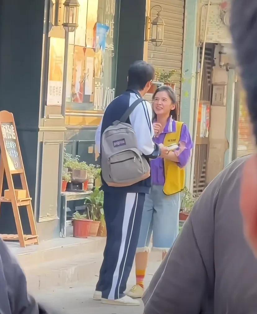 张婧仪拍戏路透图，穿搭老土显的膀大腰圆的，完全不像偶像剧女主