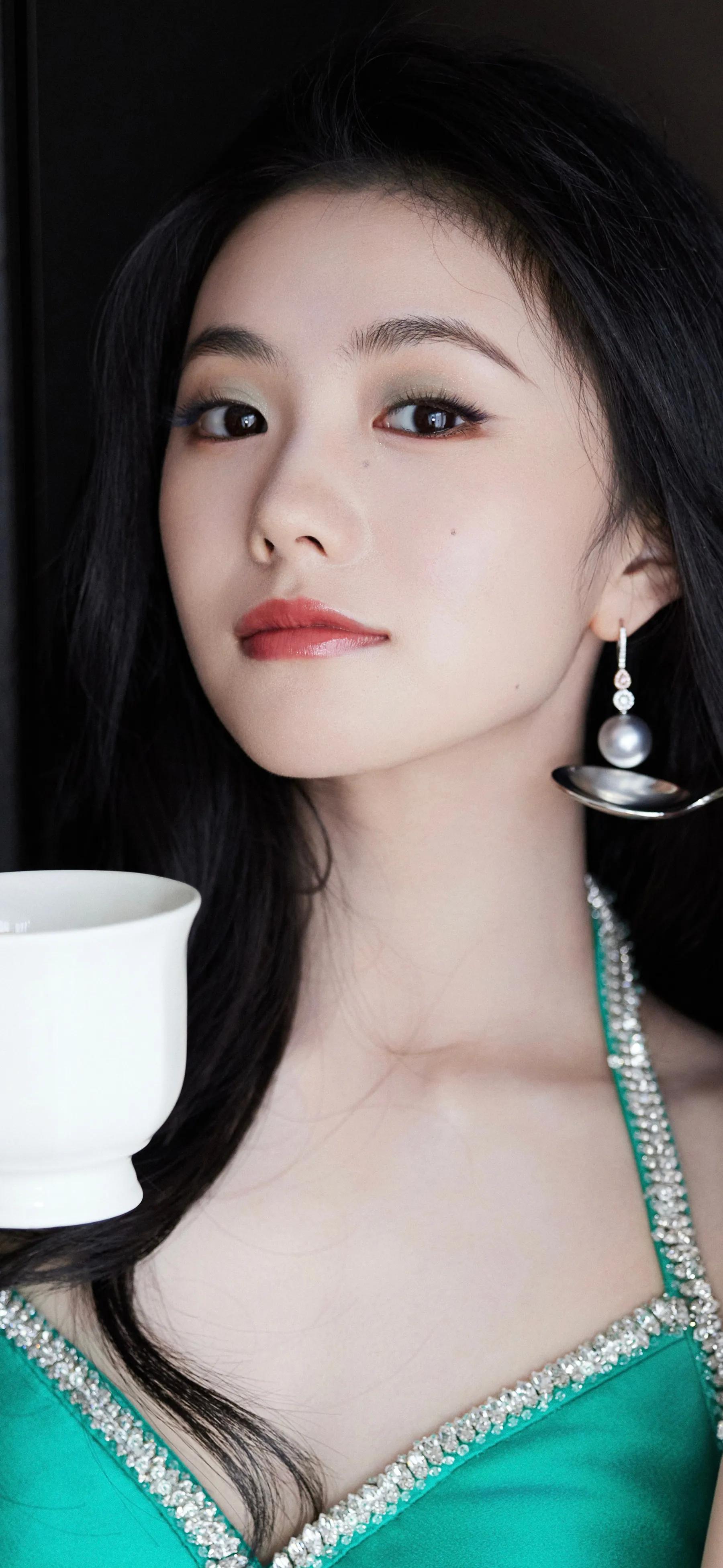 刘浩存镂空翡翠绿裙封神！刘浩存壁纸