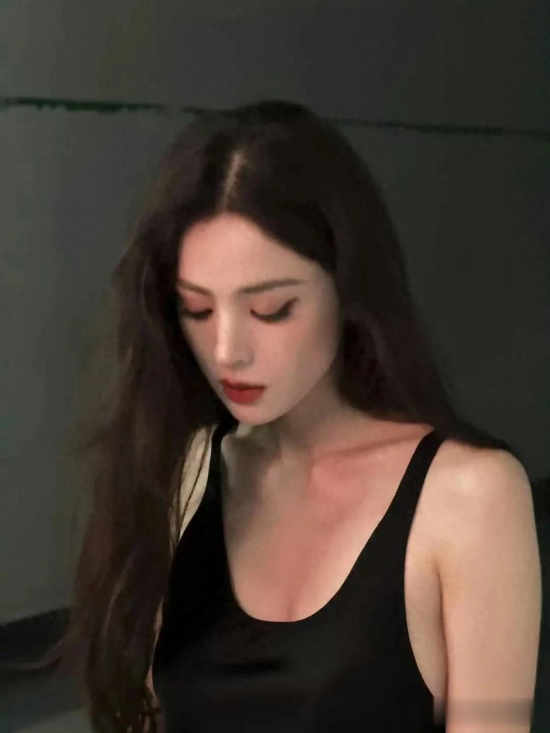 娜扎造型简约却美得不简单，神性悲悯又疏离的顶级美人