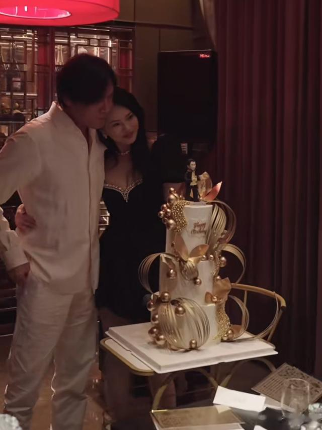 秦昊一家为他庆47岁生日，57岁伊能静穿超短裙，珠圆玉润身材绝了