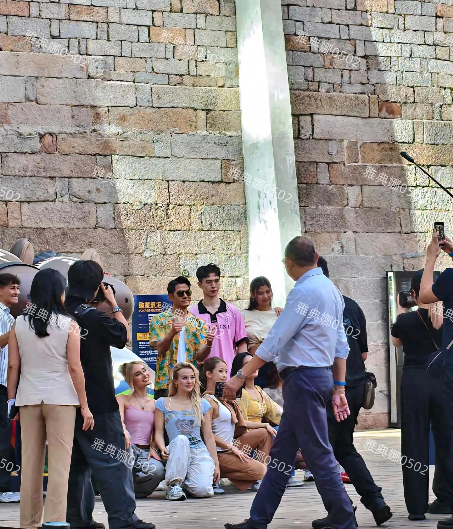 香港大馆偶遇郭富城跟一群漂亮的外国女孩拍合影,状态不输年轻人