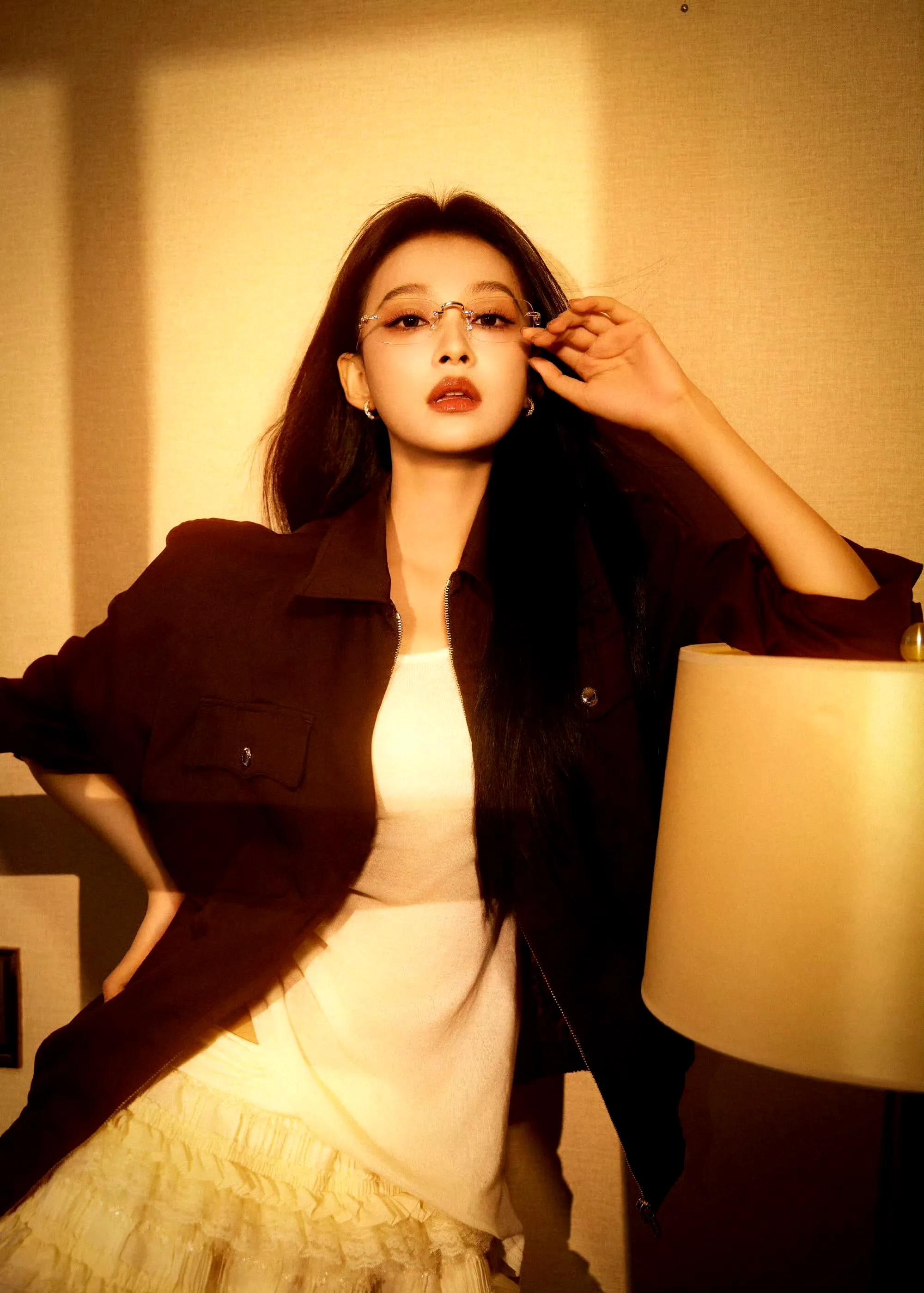 孙怡都是孩子妈了,这短裙加眼镜,说是刚毕业的大学生都有人信