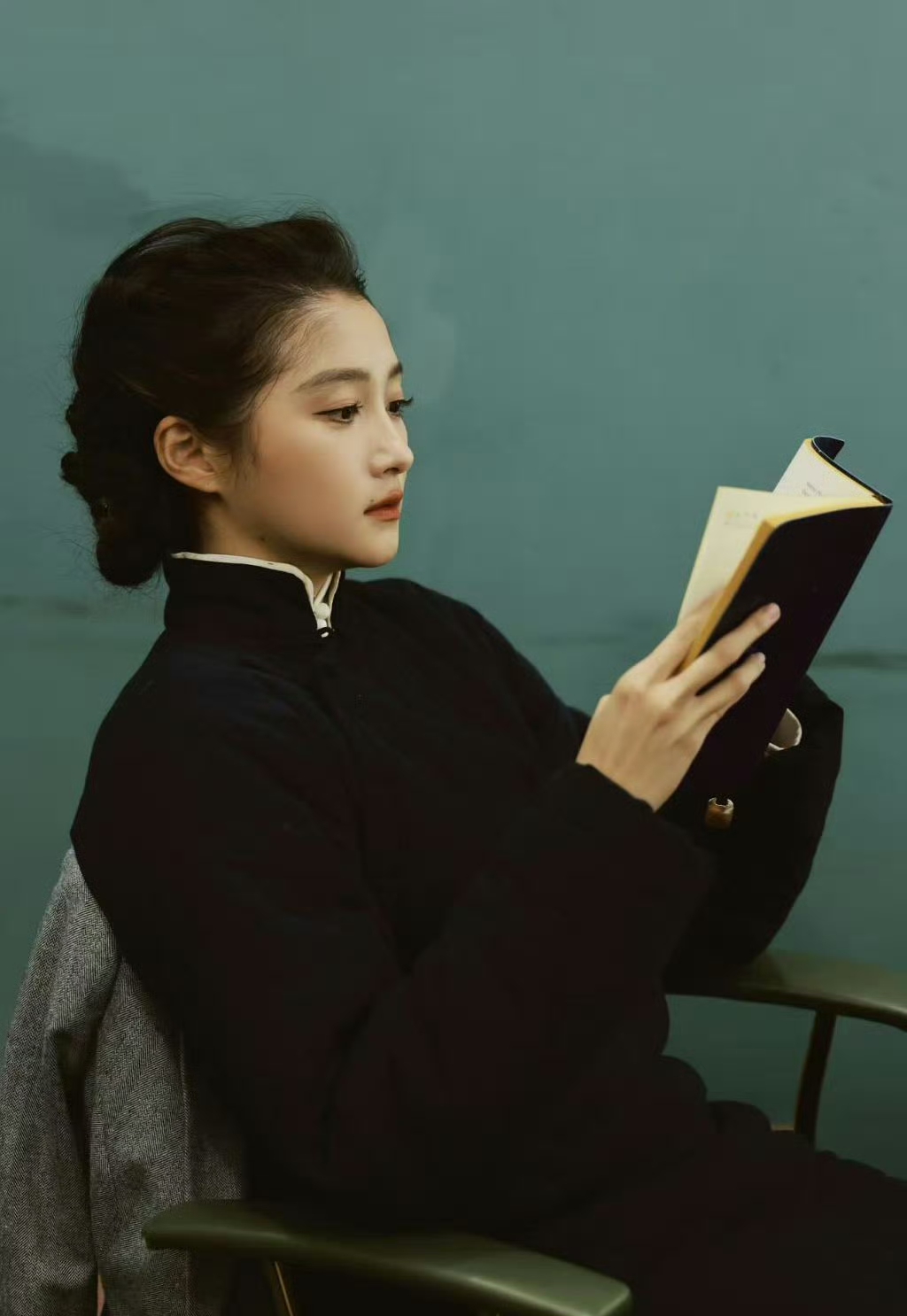 关晓彤话剧舞台，精致盘发加珍珠耳饰，端庄又有力量感气场绝了！