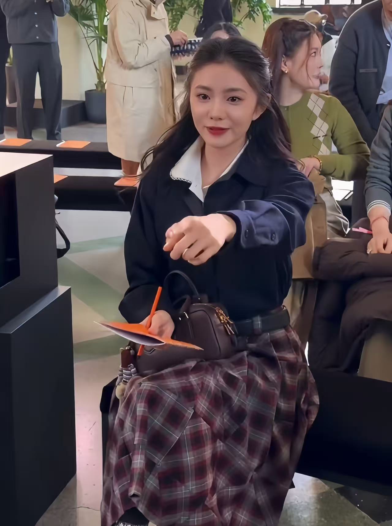 上海读书会,刘浩存化浓妆、大露美腿,却被“四方脸”的李沁抢镜