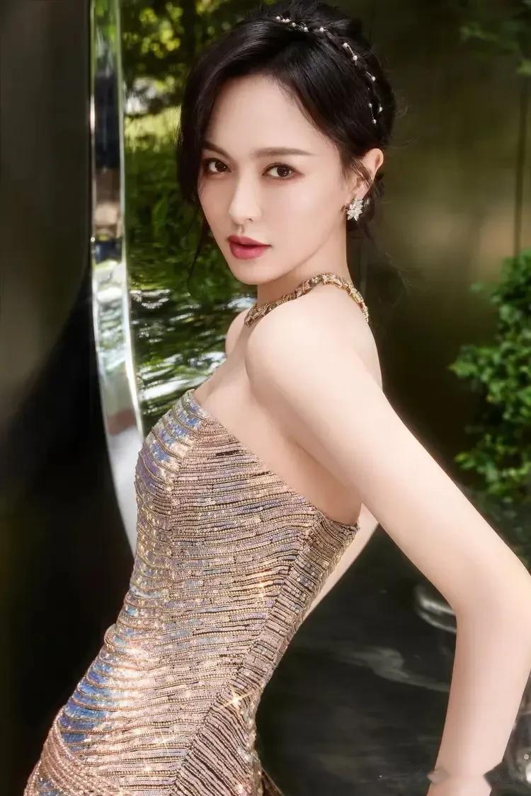 唐嫣穿亮片裙亮相，皮肤白皙腰肢纤细，戴着珍珠发箍，甜美精致