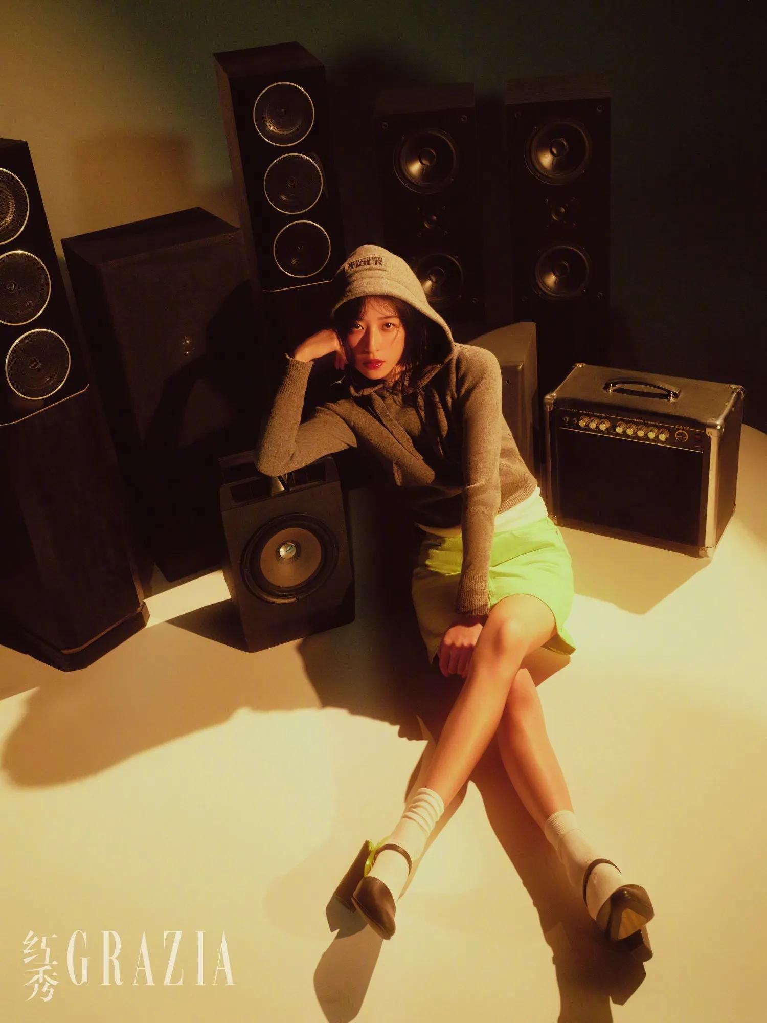 周雨彤《红秀》写真美图