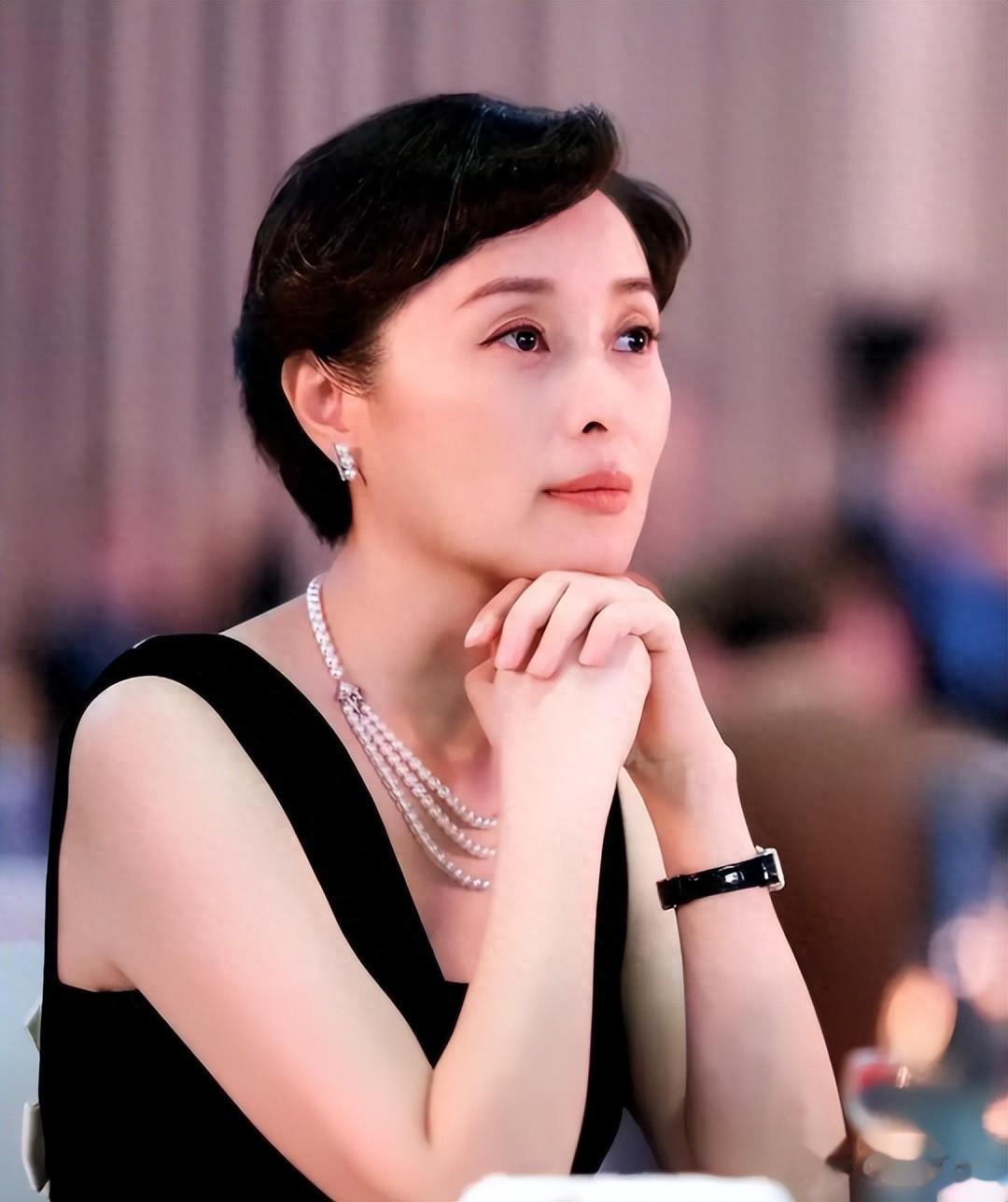 她明明比吴越漂亮，也比曾黎年轻，偏偏于和伟两次都没带动她