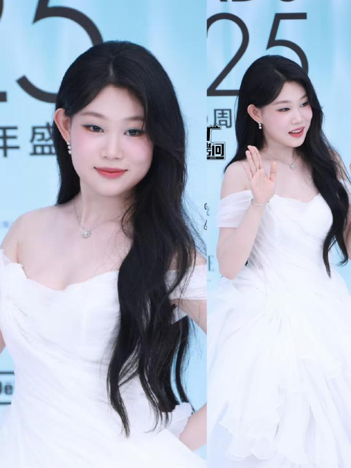 沈佳润第一次走红毯,一袭白纱裙明媚优雅,红毯走过头了反应好萌