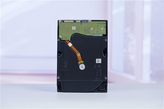 首次HAMR熱輔助磁記錄！希捷發布全球首款30TB大硬盤