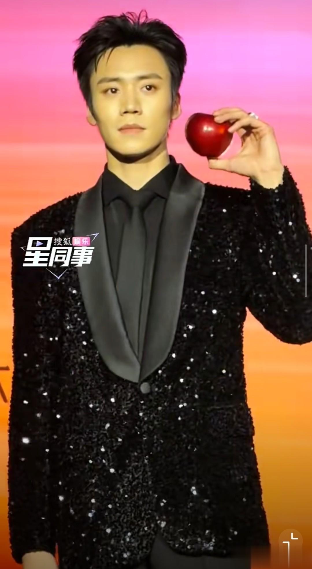 短剧男主走红毯，看看是“见光死”还是天生丽质