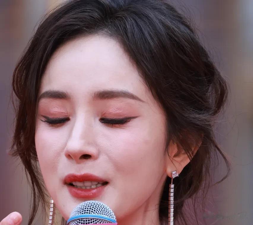 赵丽颖、杨幂、唐嫣同天活动生图曝光！网友辣评：明星和礼仪小姐