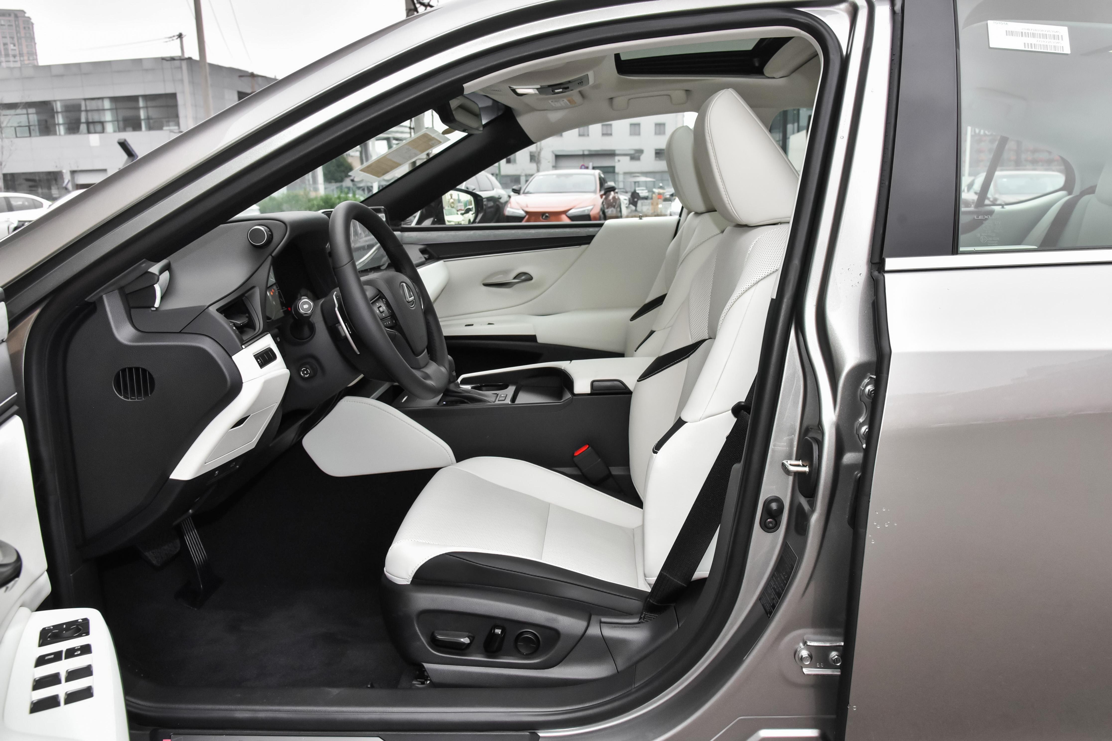 雷克萨斯 ES 和 进口皇冠 Sedan怎么选？看完精准锁定适配款 对比分析