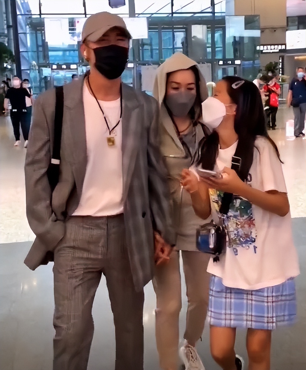 张伦硕12字锐评张维伊,本性暴露让全网刮目相看,钟丽缇没看走眼